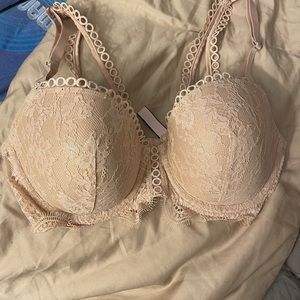 Victoria’s Secret bra. Size 34DD.